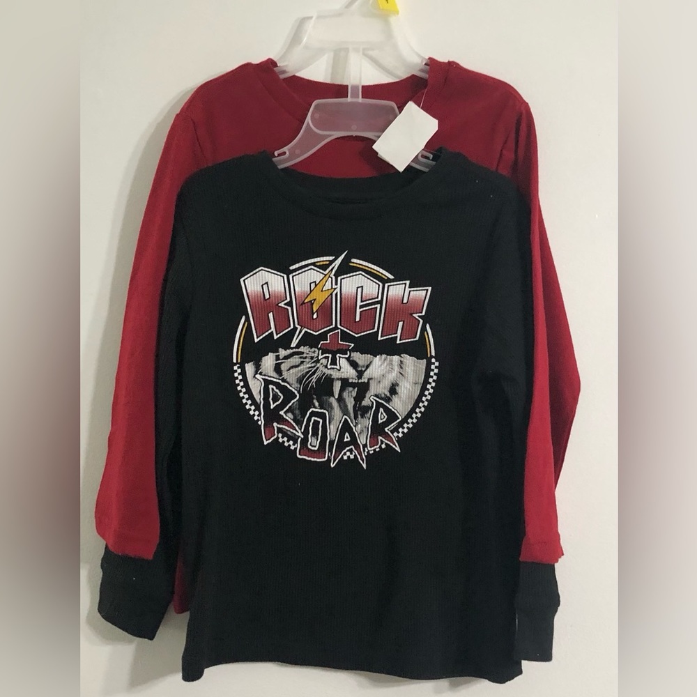 Boy’s 2 PK long sleeves T-shirt Rock + Roar graphic crewneck red  black. Size 4